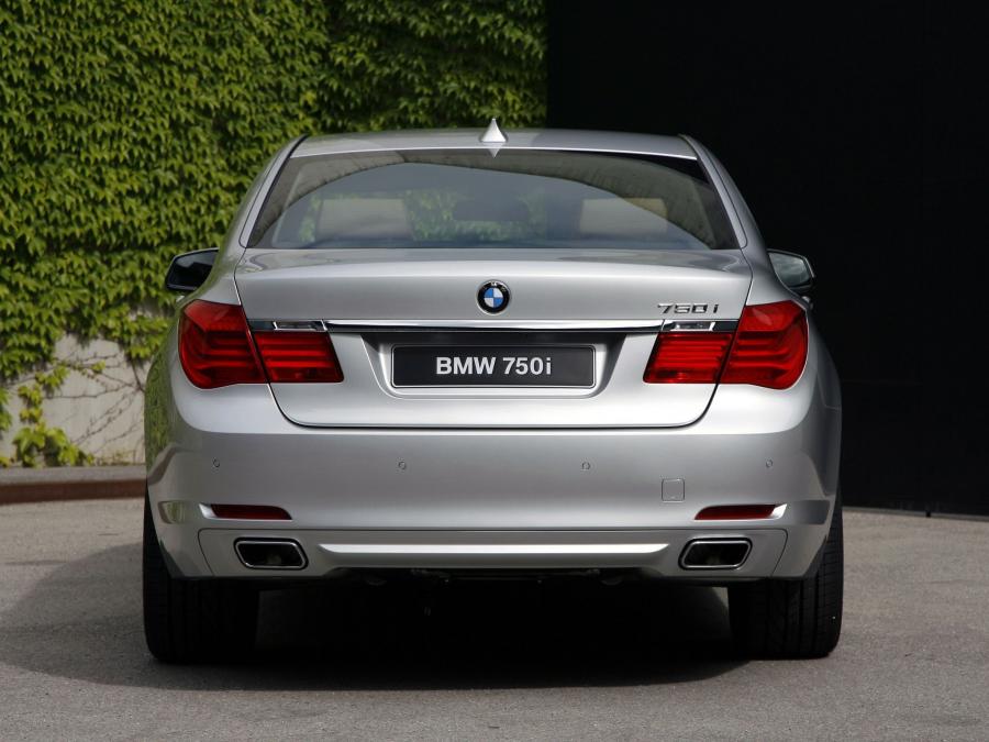  BMW 750i 2008 года  (фото 2 из 10)